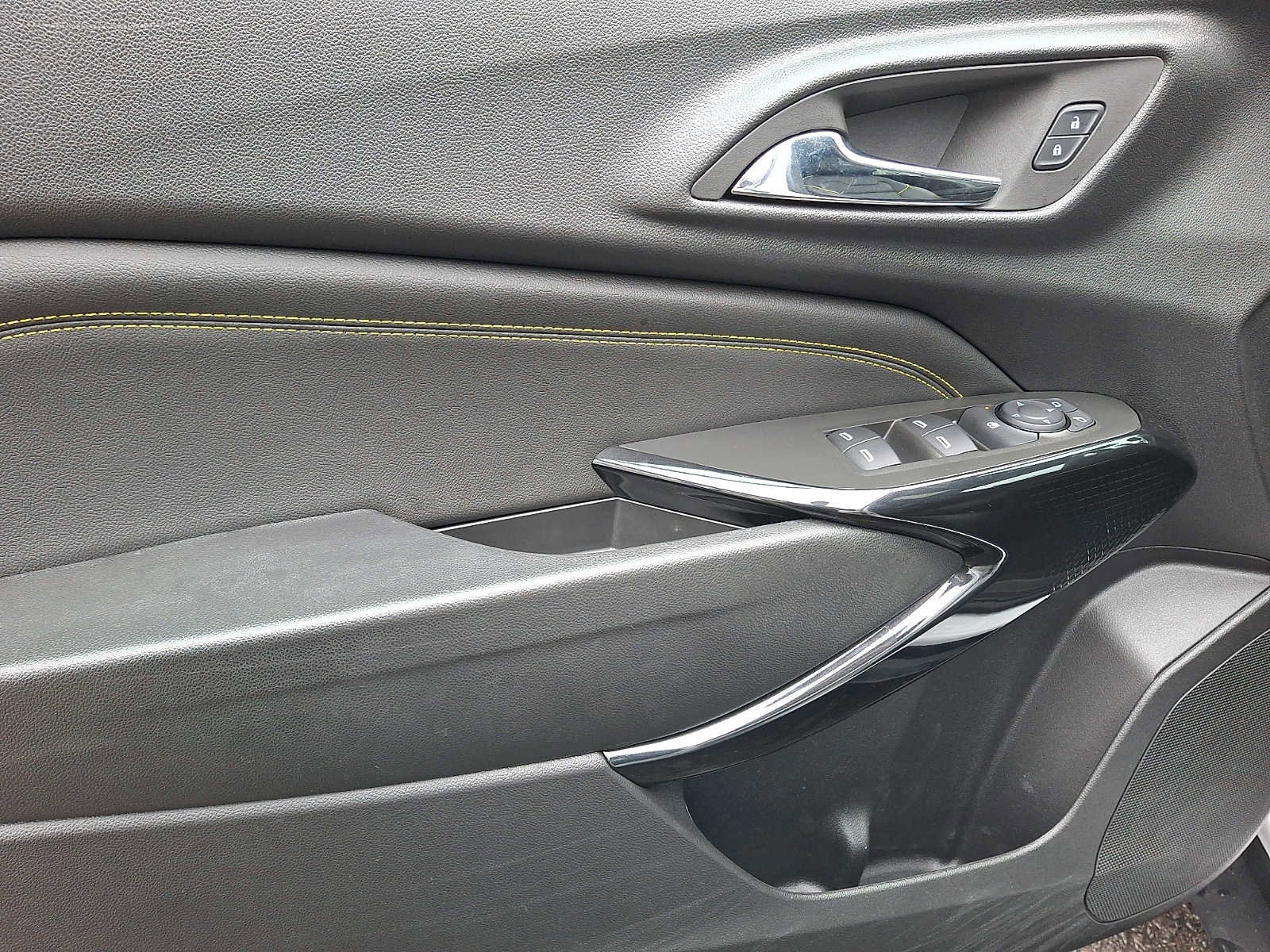 Used 2025 Chevrolet Trax ACTIV w/ Sunroof Package image 9