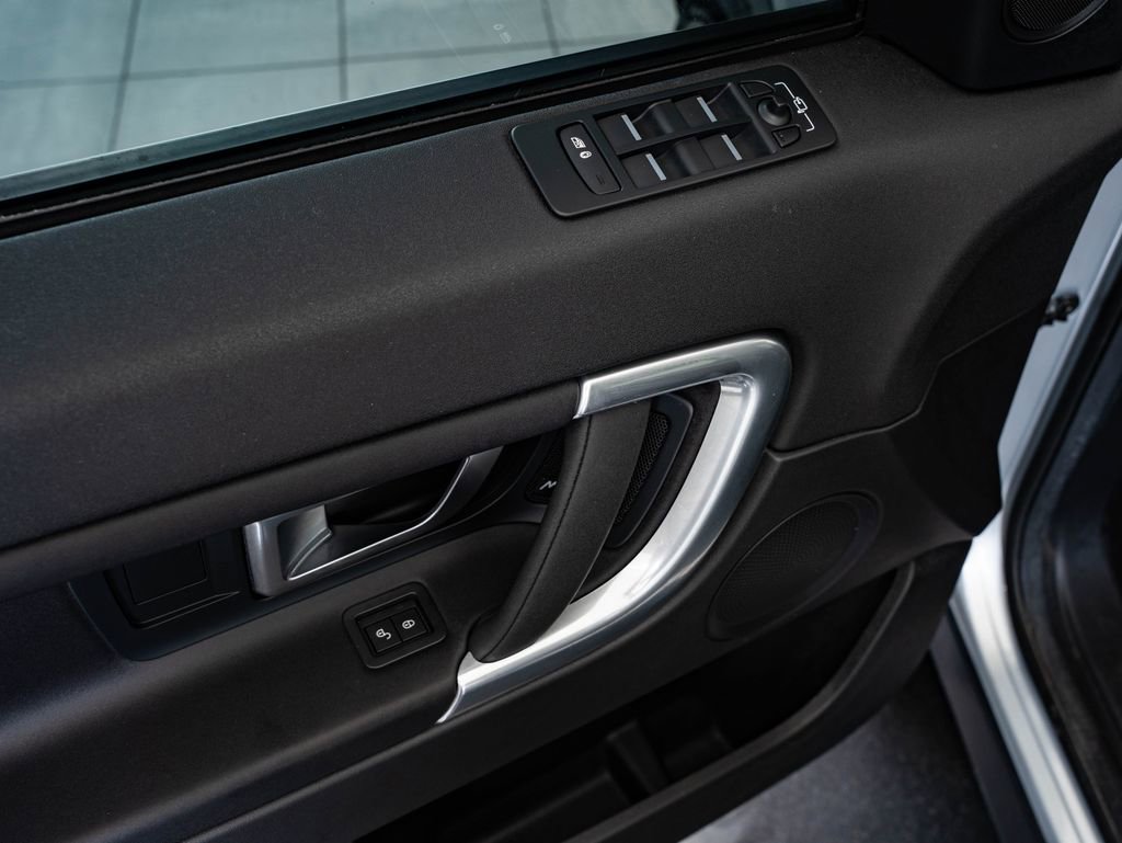 Used 2018 Land Rover Discovery Sport SE image 25