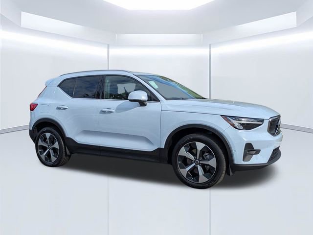 Used 2024 Volvo XC40 B5 Plus image 2