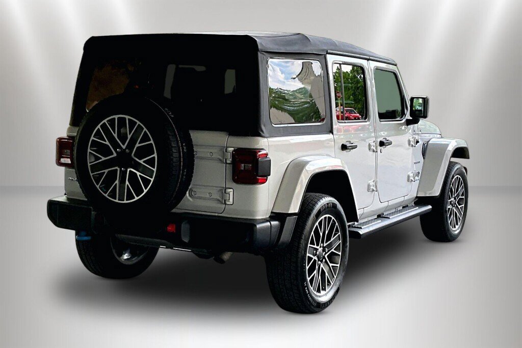 Used 2023 Jeep Wrangler Unlimited Sahara w/ Cold Weather Group AWD/4WD image 5