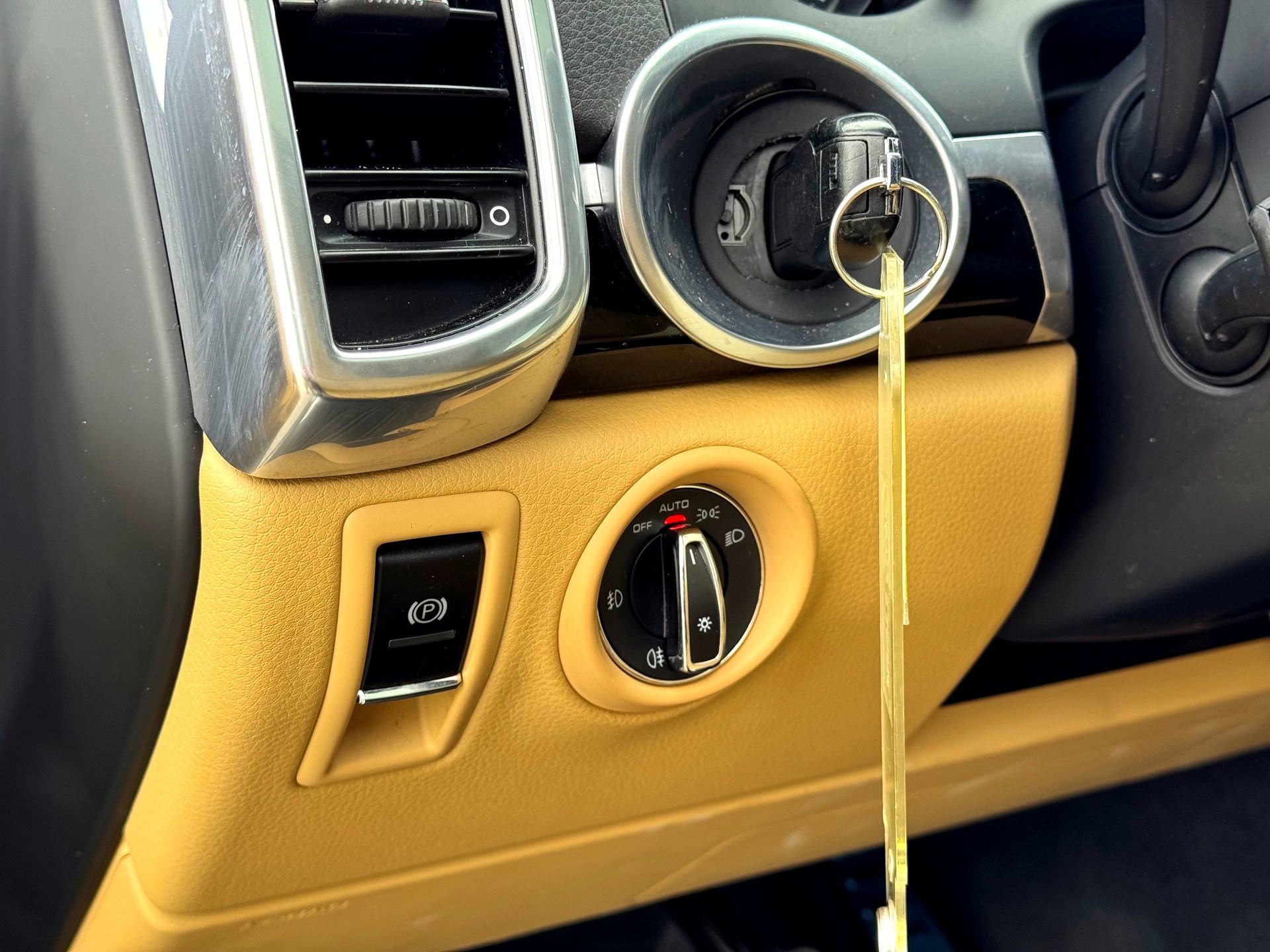 Used 2015 Porsche Cayenne S image 15