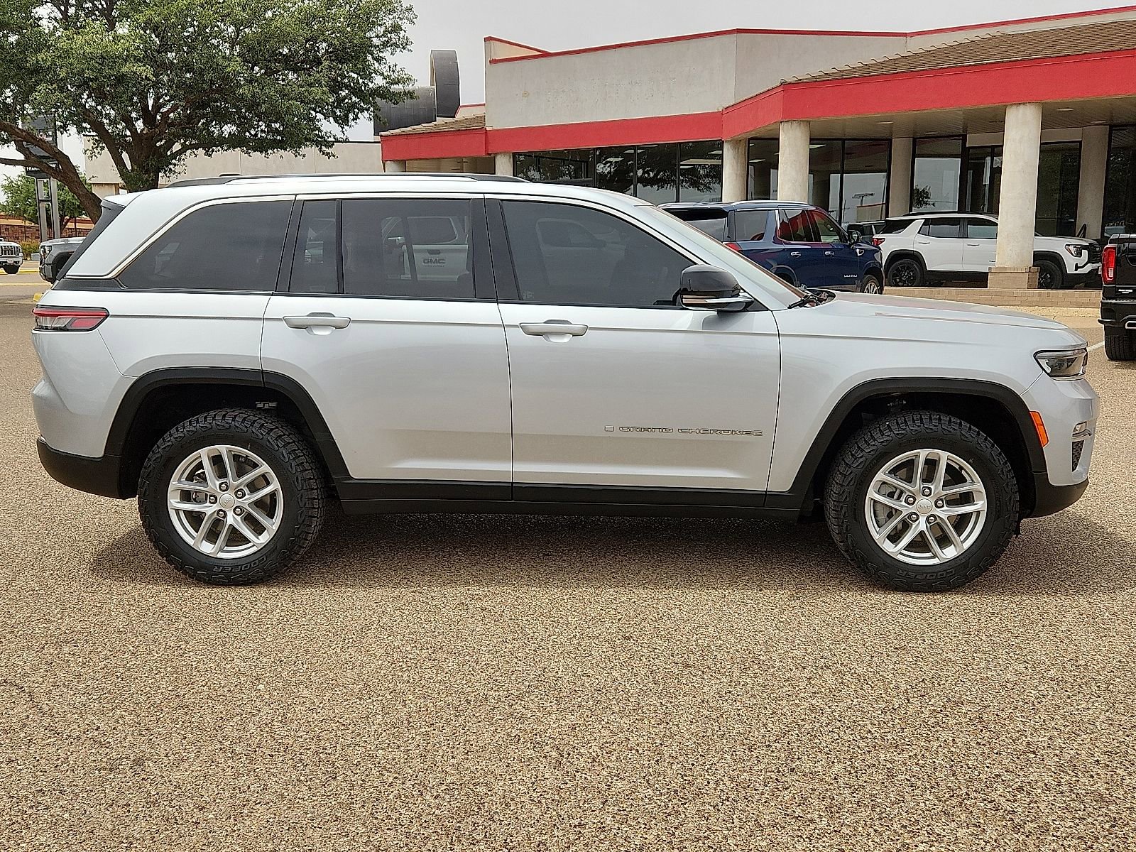 Used 2023 Jeep Grand Cherokee Limited AWD/4WD image 5