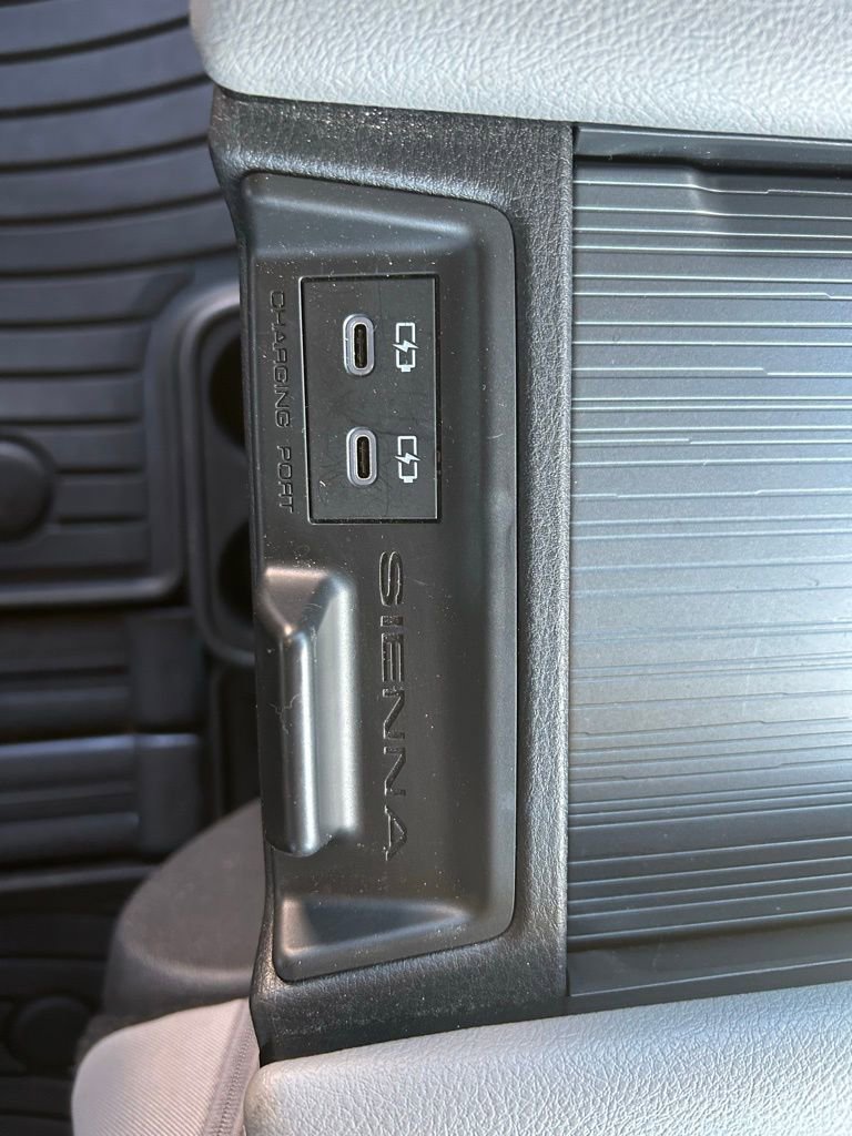 Used 2025 Toyota Sienna LE image 26