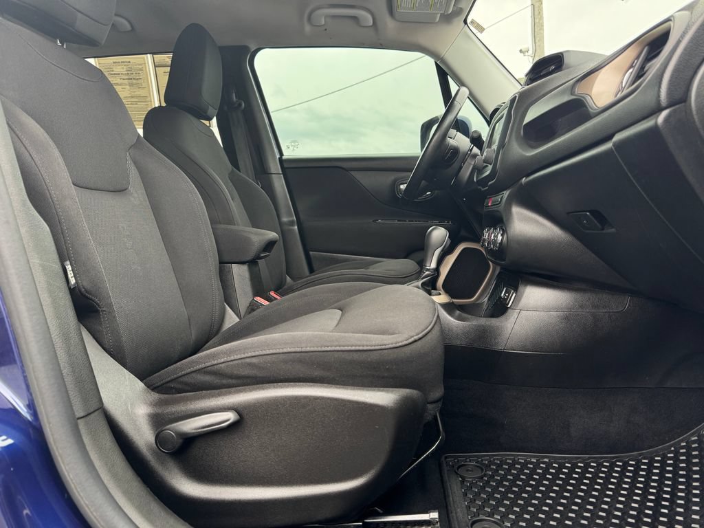 Used 2016 Jeep Renegade Latitude w/ Cold Weather Group FWD image 10