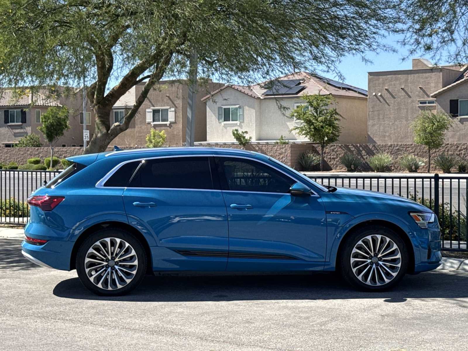 Used 2019 Audi e-tron Prestige w/ Prestige Package AWD/4WD image 9