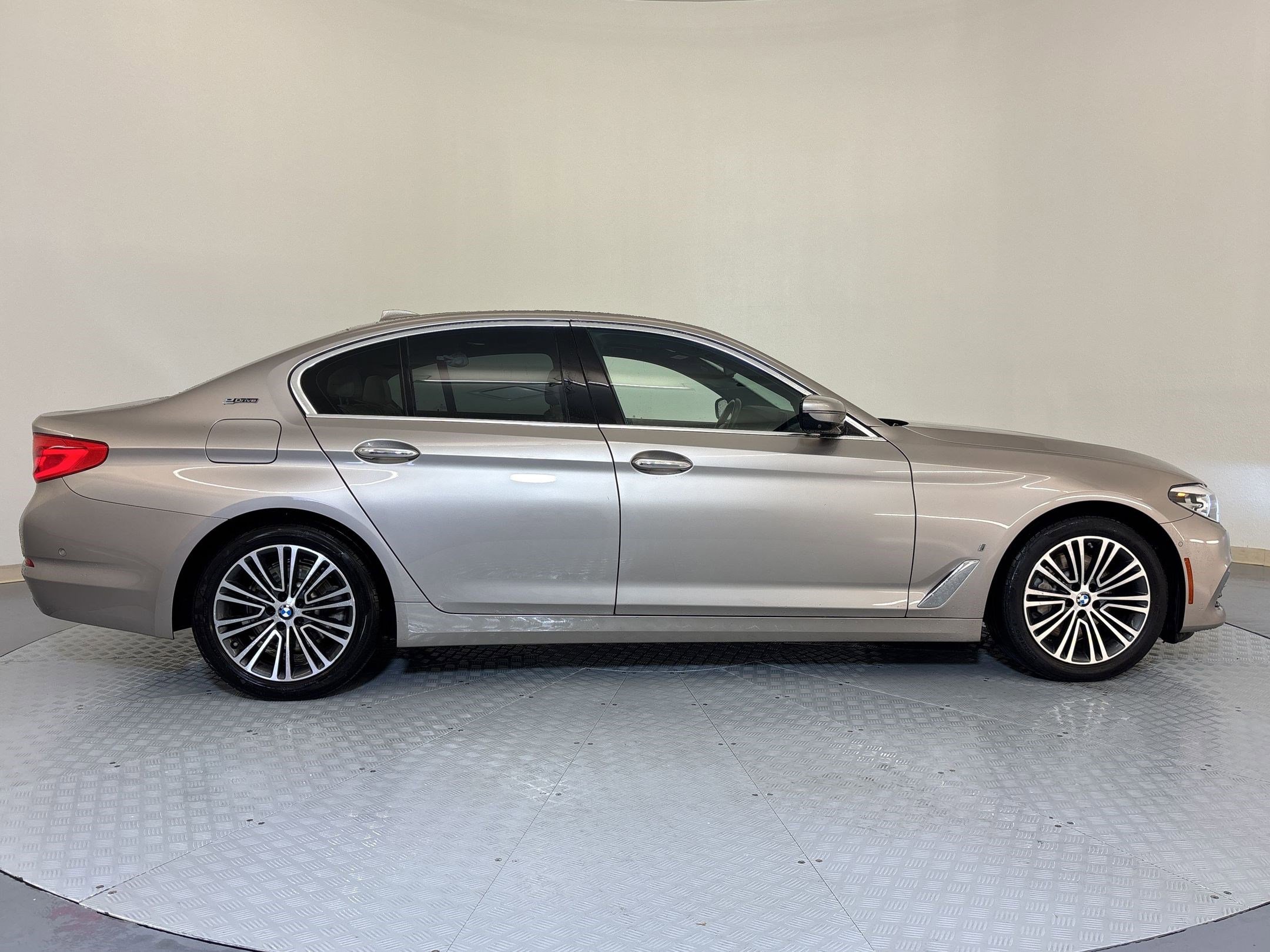 Used 2018 BMW 530e w/ Premium Package 2 RWD image 8