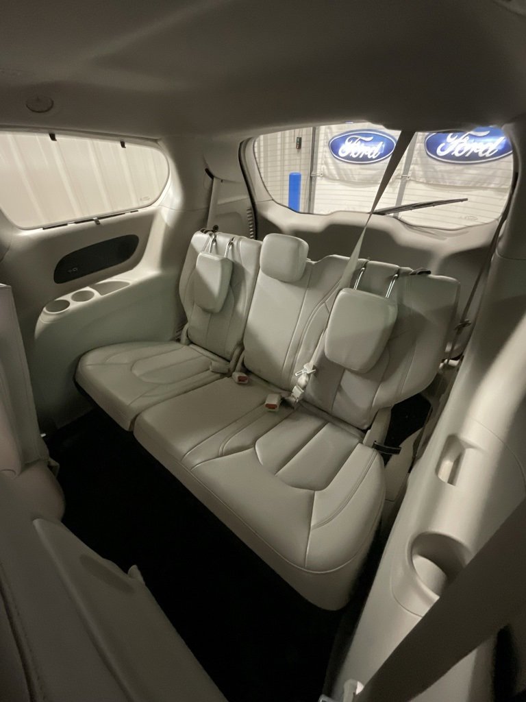Used 2021 Chrysler Pacifica Touring-L image 12
