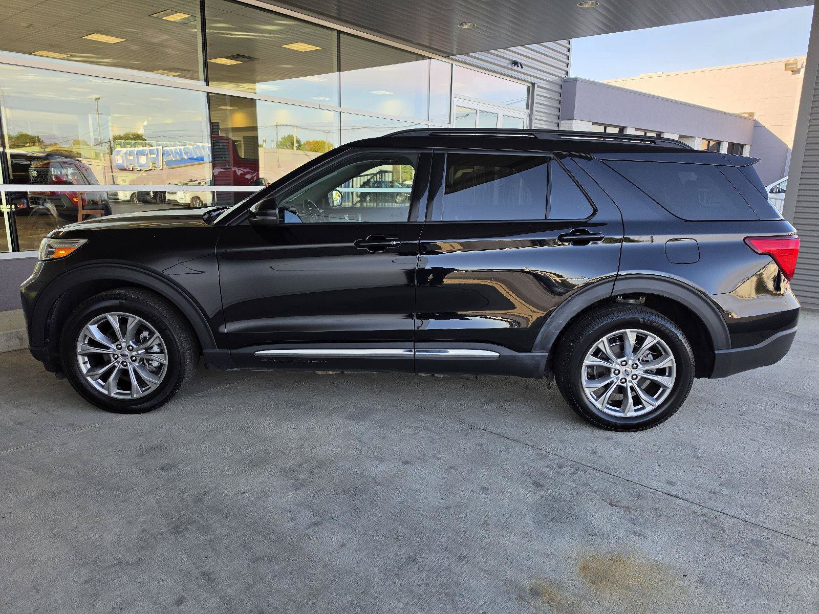 Used 2024 Ford Explorer XLT w/ Equipment Group 202A AWD/4WD image 2