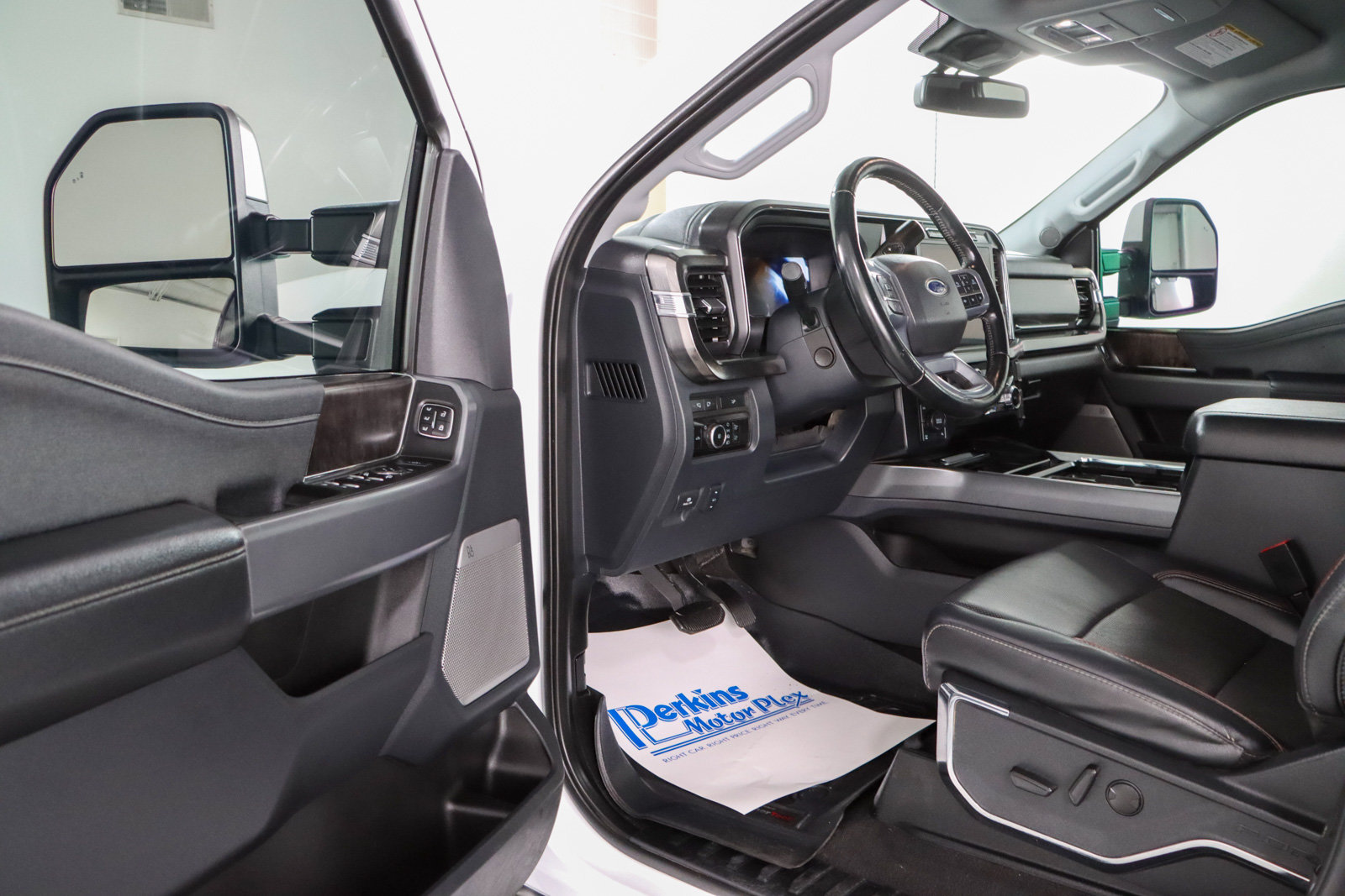 Used 2023 Ford F250 Lariat w/ Sport Appearance Package AWD/4WD image 4