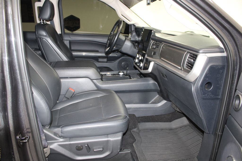 Used 2023 Ford Expedition XLT image 30