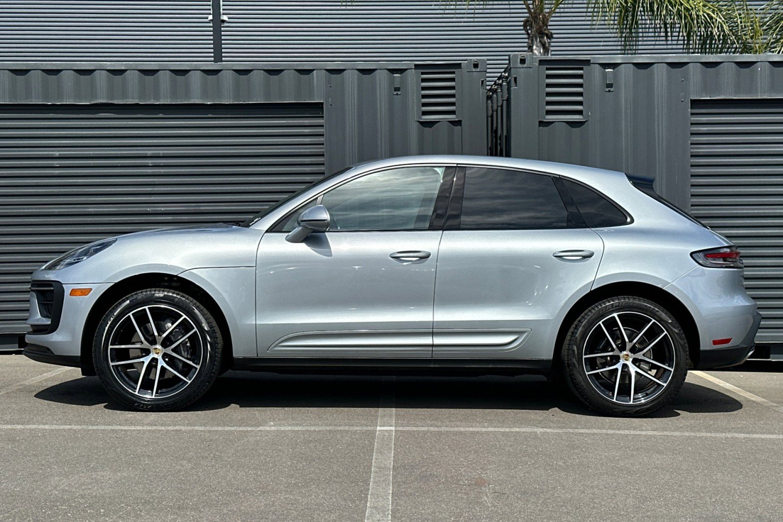Certified 2023 Porsche Macan AWD/4WD image 2