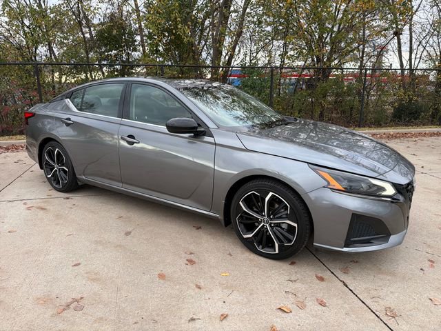 Used 2023 Nissan Altima 2.5 SR w/ SR Premium Package image 7