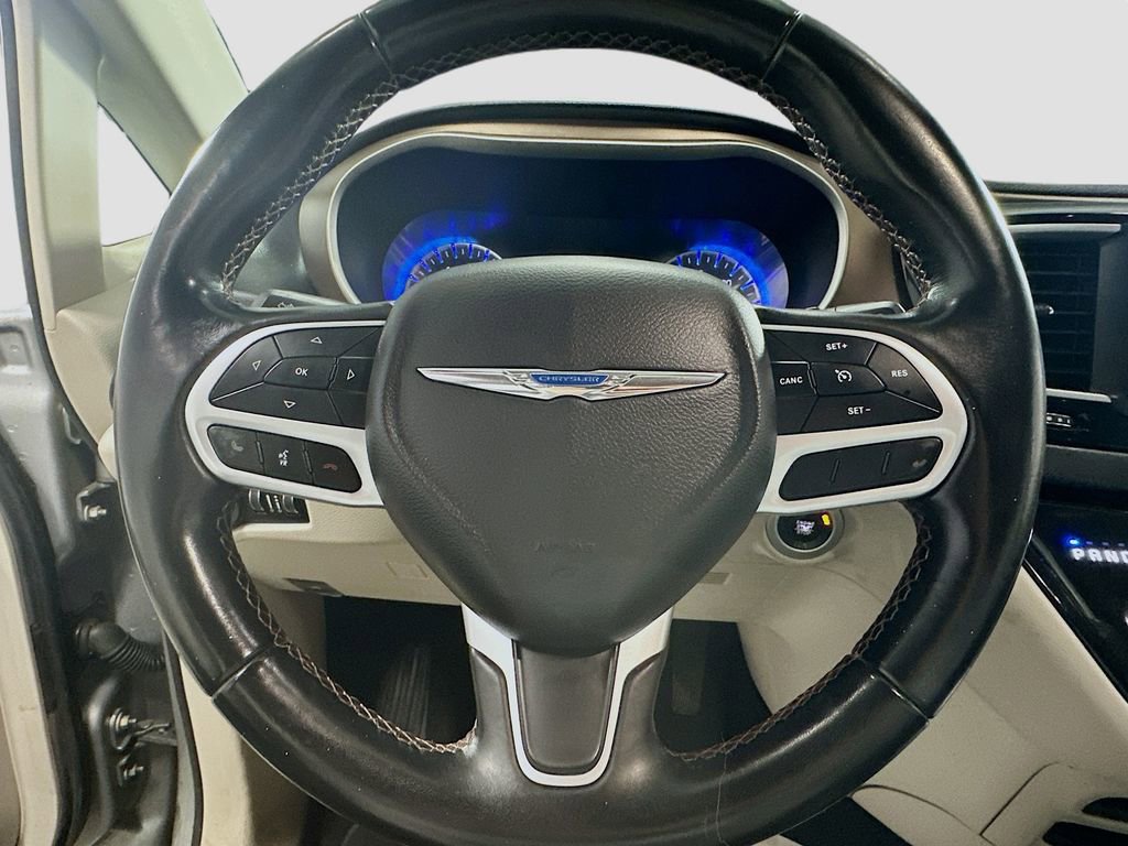 Used 2018 Chrysler Pacifica Touring-L image 12