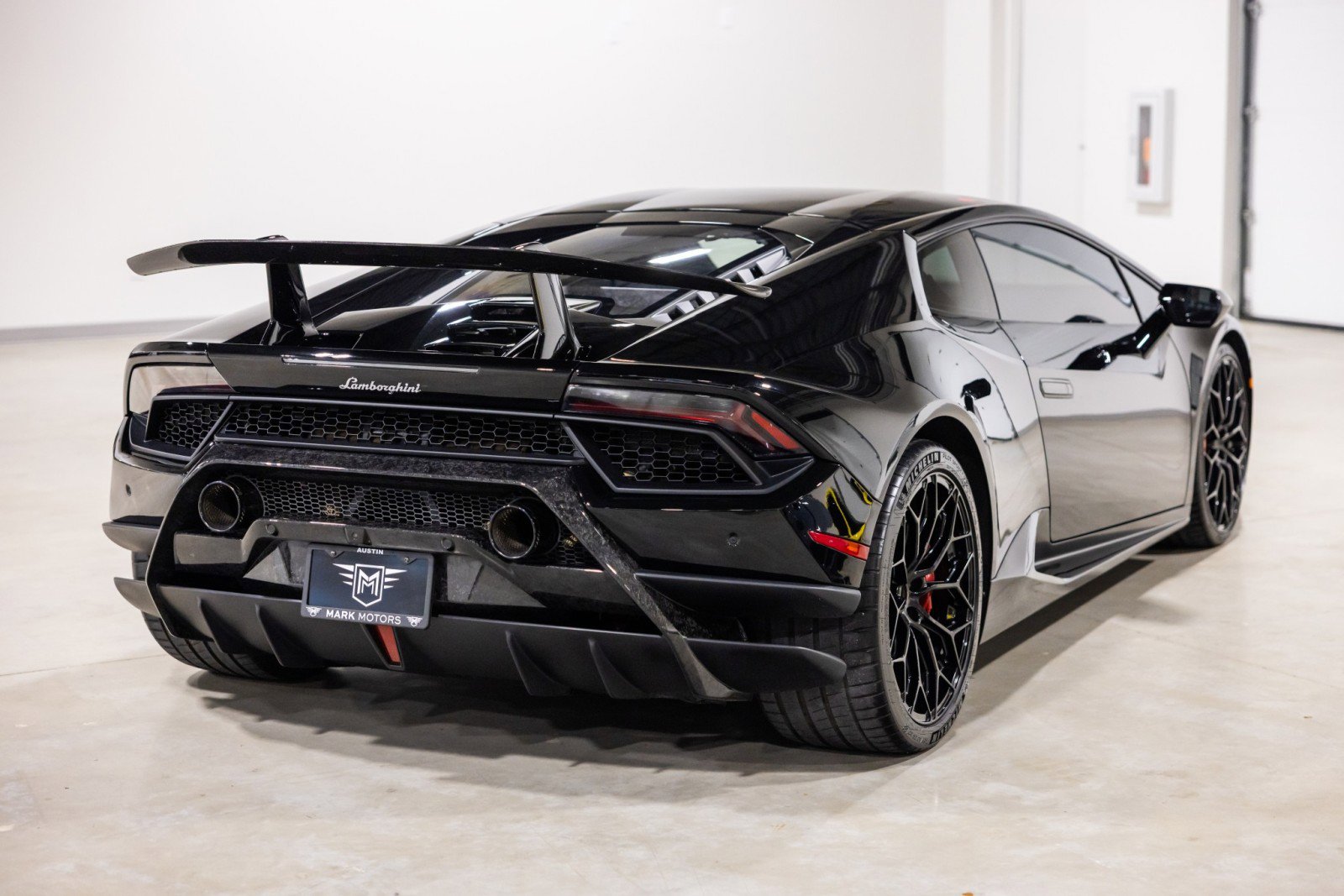 Used 2018 Lamborghini Huracan Performante AWD/4WD image 9