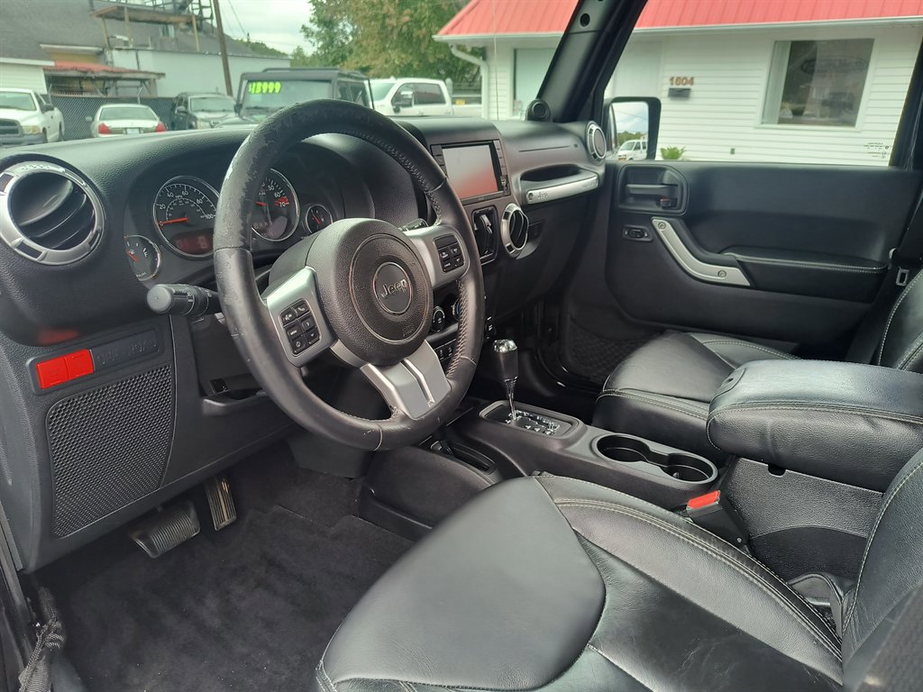 Used 2014 Jeep Wrangler Unlimited Rubicon image 16