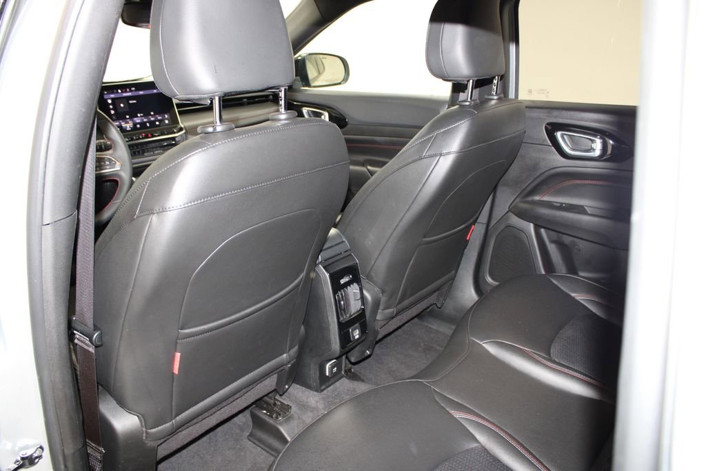 Used 2025 Jeep Compass Trailhawk image 24