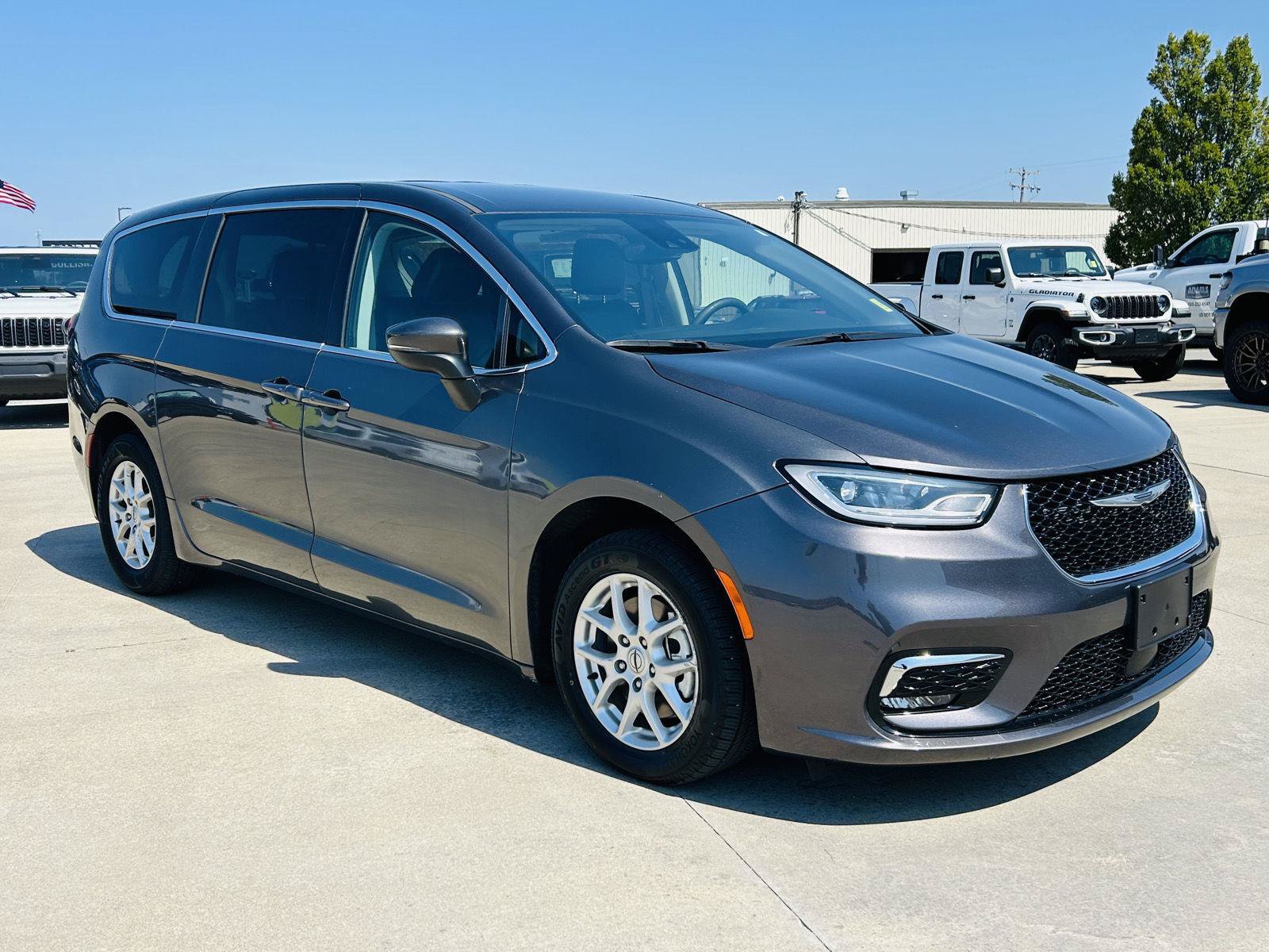Used 2023 Chrysler Pacifica Touring-L FWD video 2