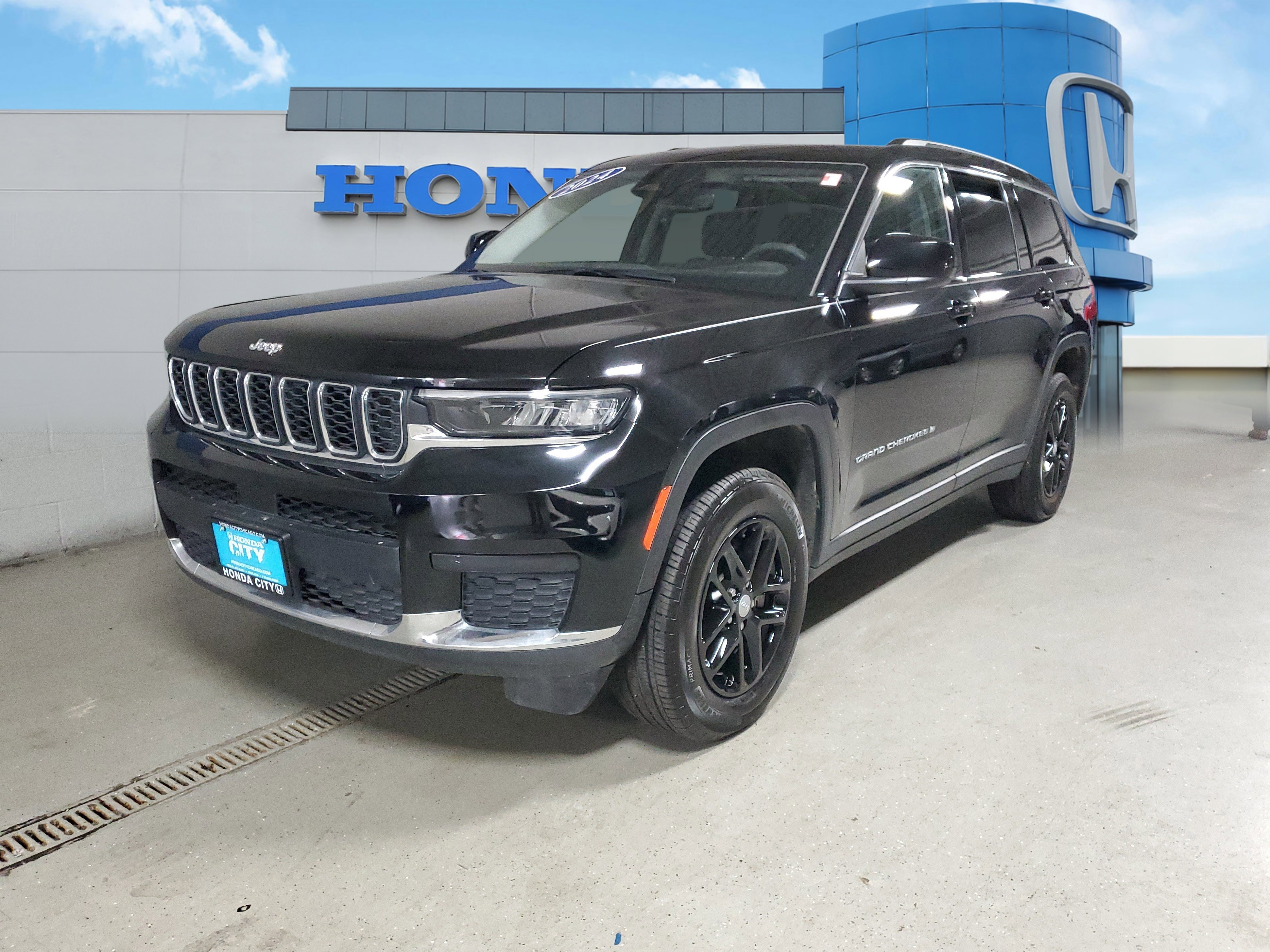 Used 2024 Jeep Grand Cherokee L Laredo AWD/4WD image 2