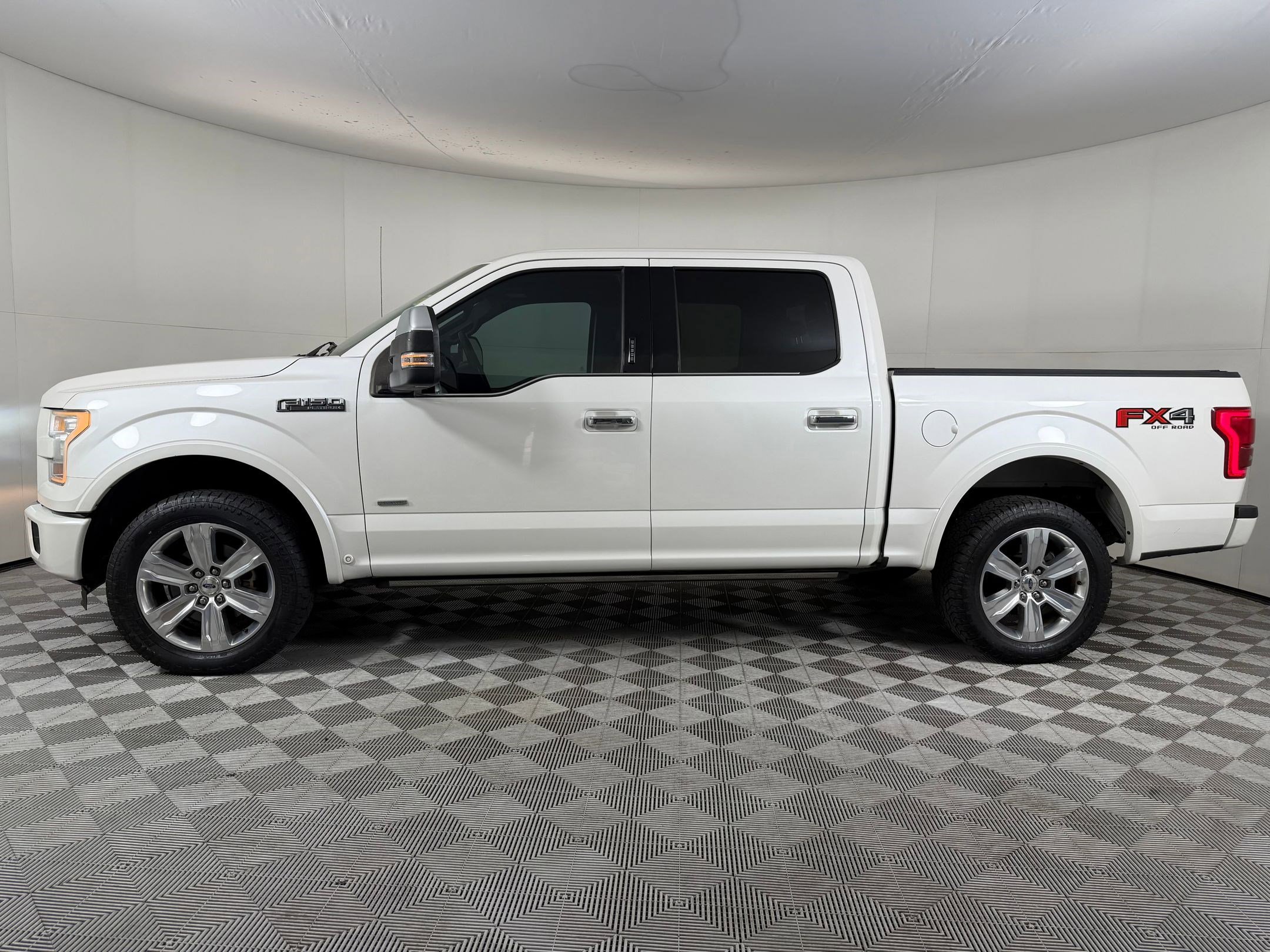 Used 2016 Ford F150 Platinum w/ Equipment Group 701A Luxury AWD/4WD image 2