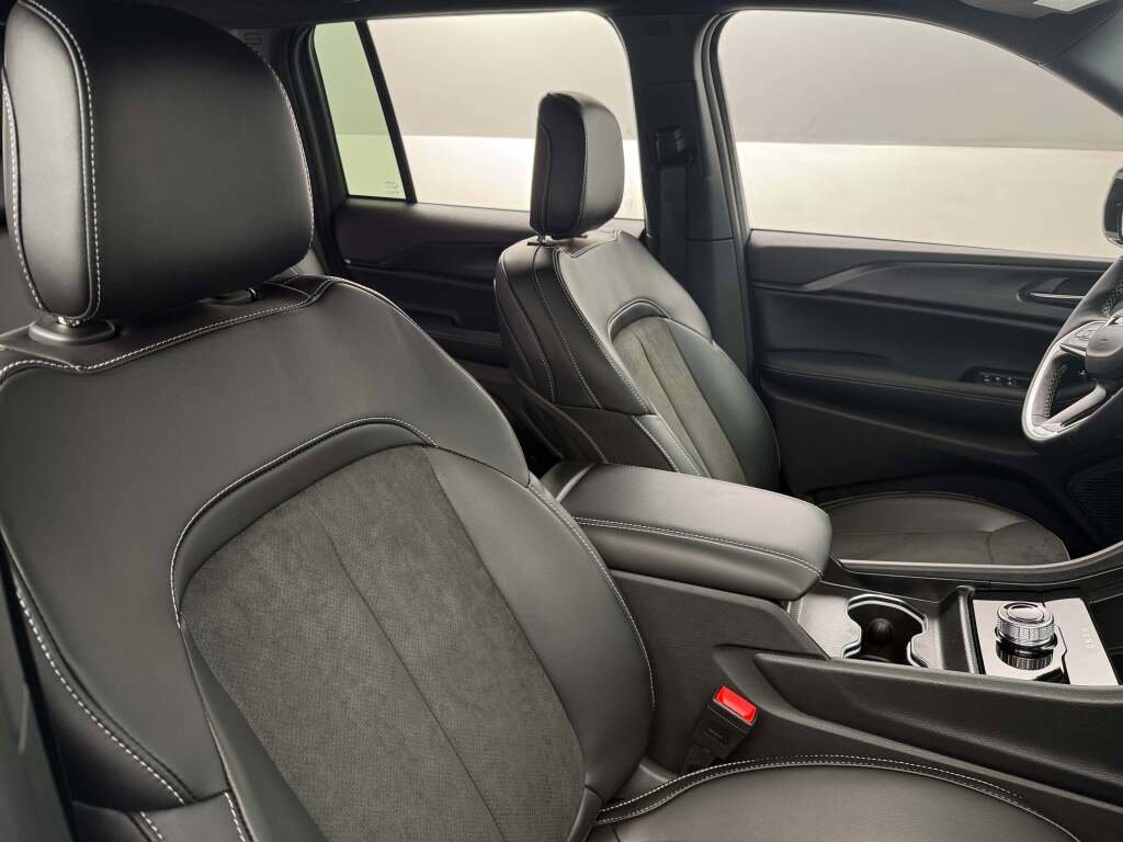 New 2025 Jeep Grand Cherokee Altitude image 20