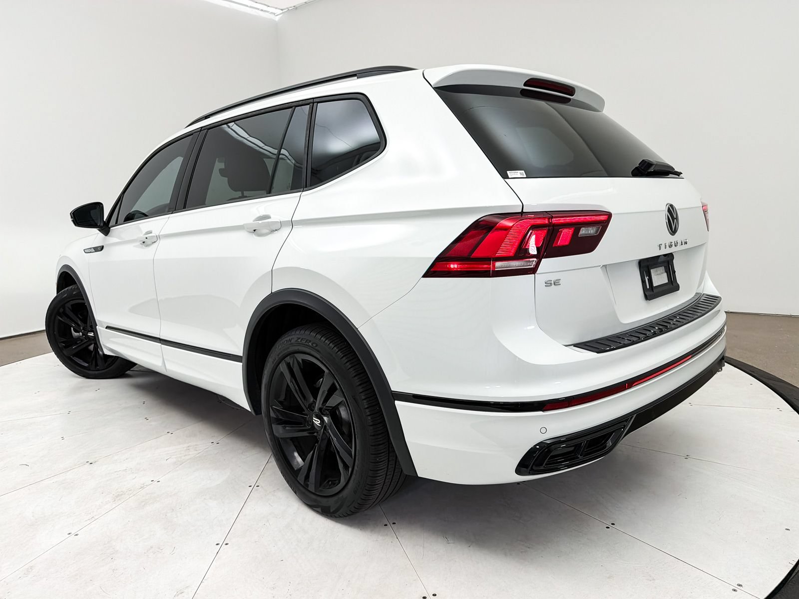 Used 2023 Volkswagen Tiguan SE R-Line FWD image 9