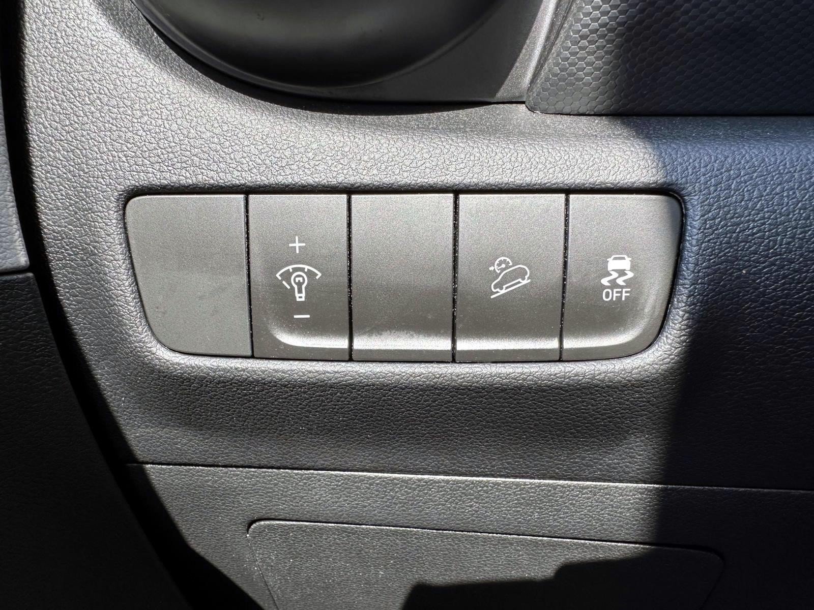 Used 2023 Hyundai Kona SE AWD/4WD image 16