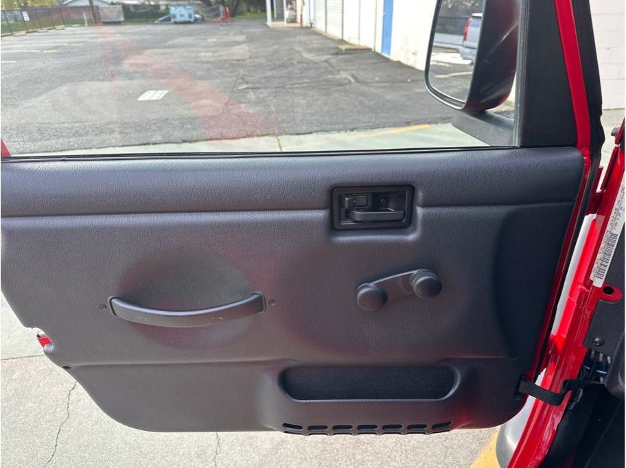 Used 2006 Jeep Wrangler Unlimited w/ Security Group image 39