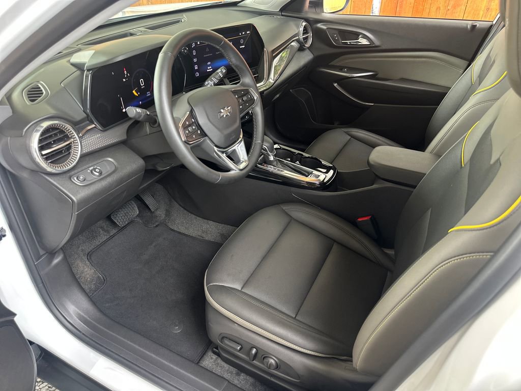 Used 2025 Chevrolet Trax ACTIV image 2