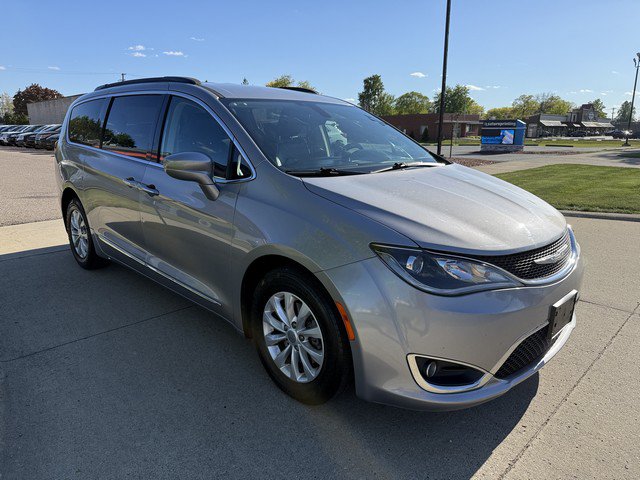 Used 2017 Chrysler Pacifica Touring-L FWD image 3