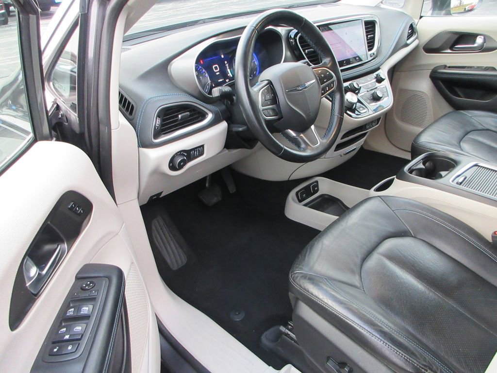 Used 2021 Chrysler Pacifica Touring-L image 12