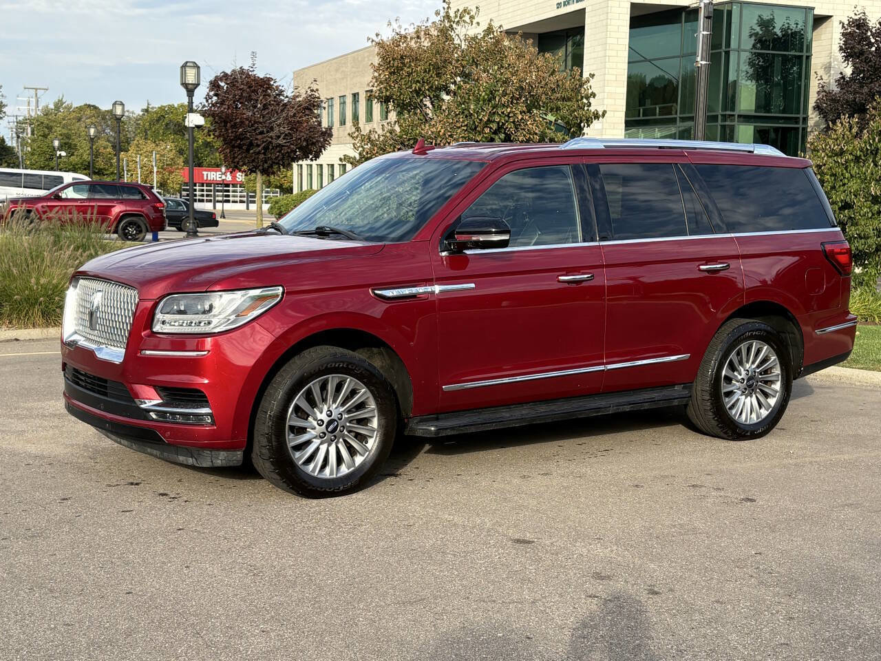 Used 2018 Lincoln Navigator Premiere image 2