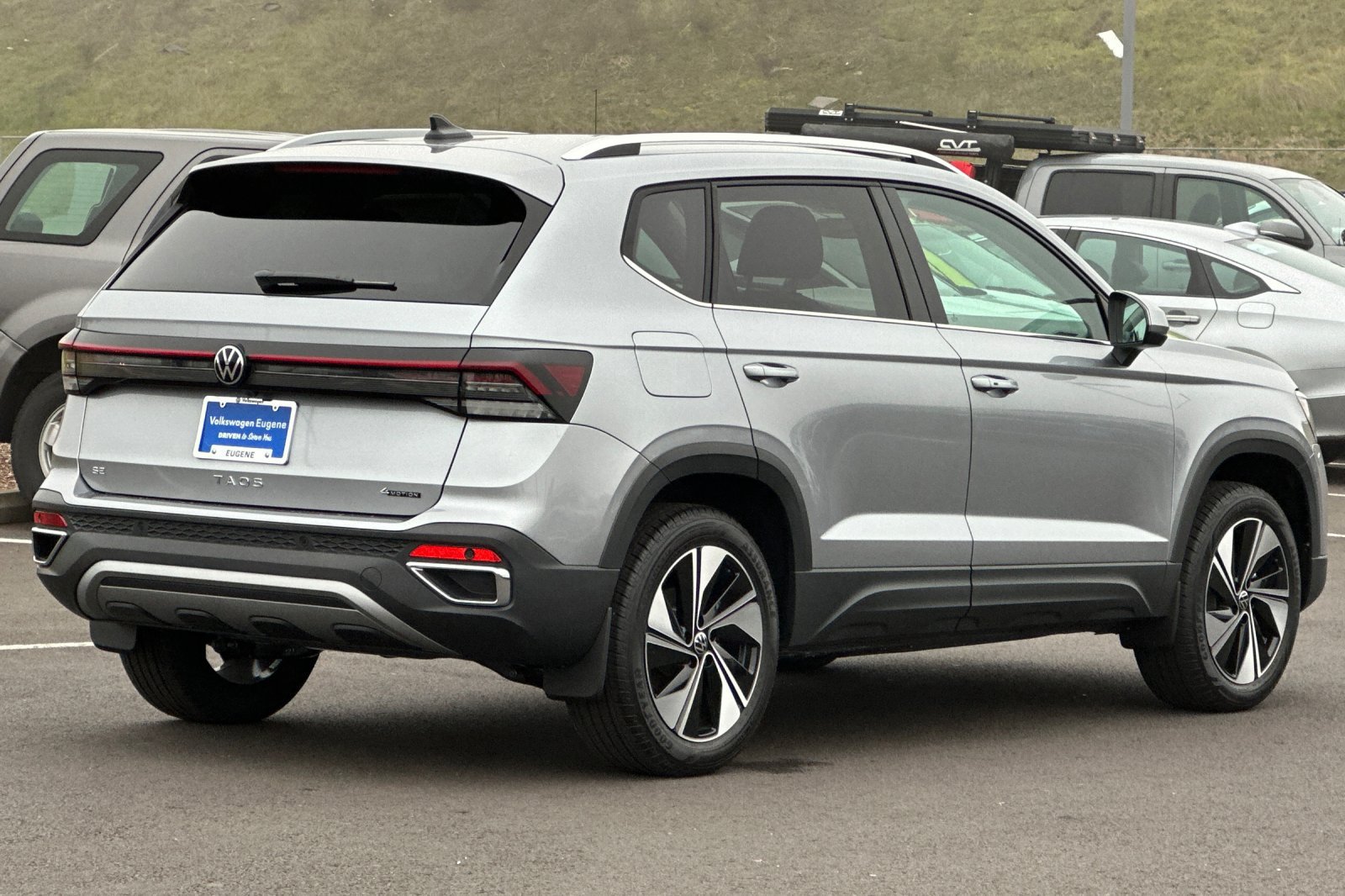 Used 2025 Volkswagen Taos SE AWD/4WD image 3