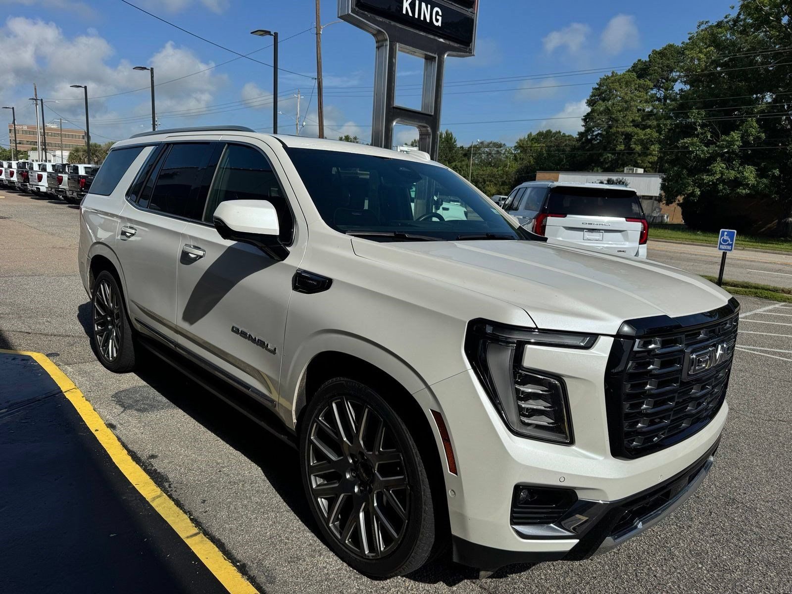 Certified 2025 GMC Yukon Denali Ultimate AWD/4WD image 6