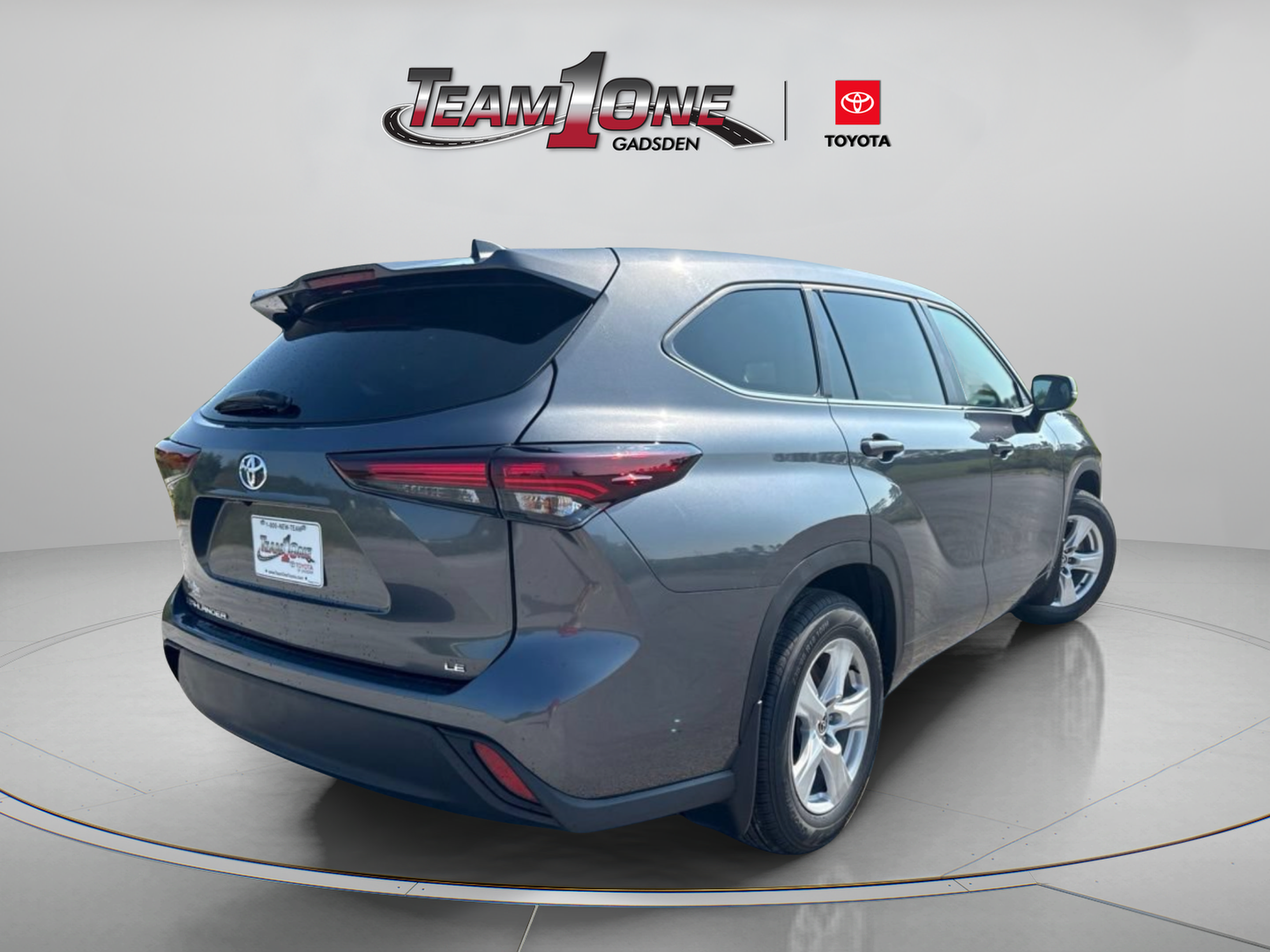Used 2025 Toyota Highlander LE FWD image 9