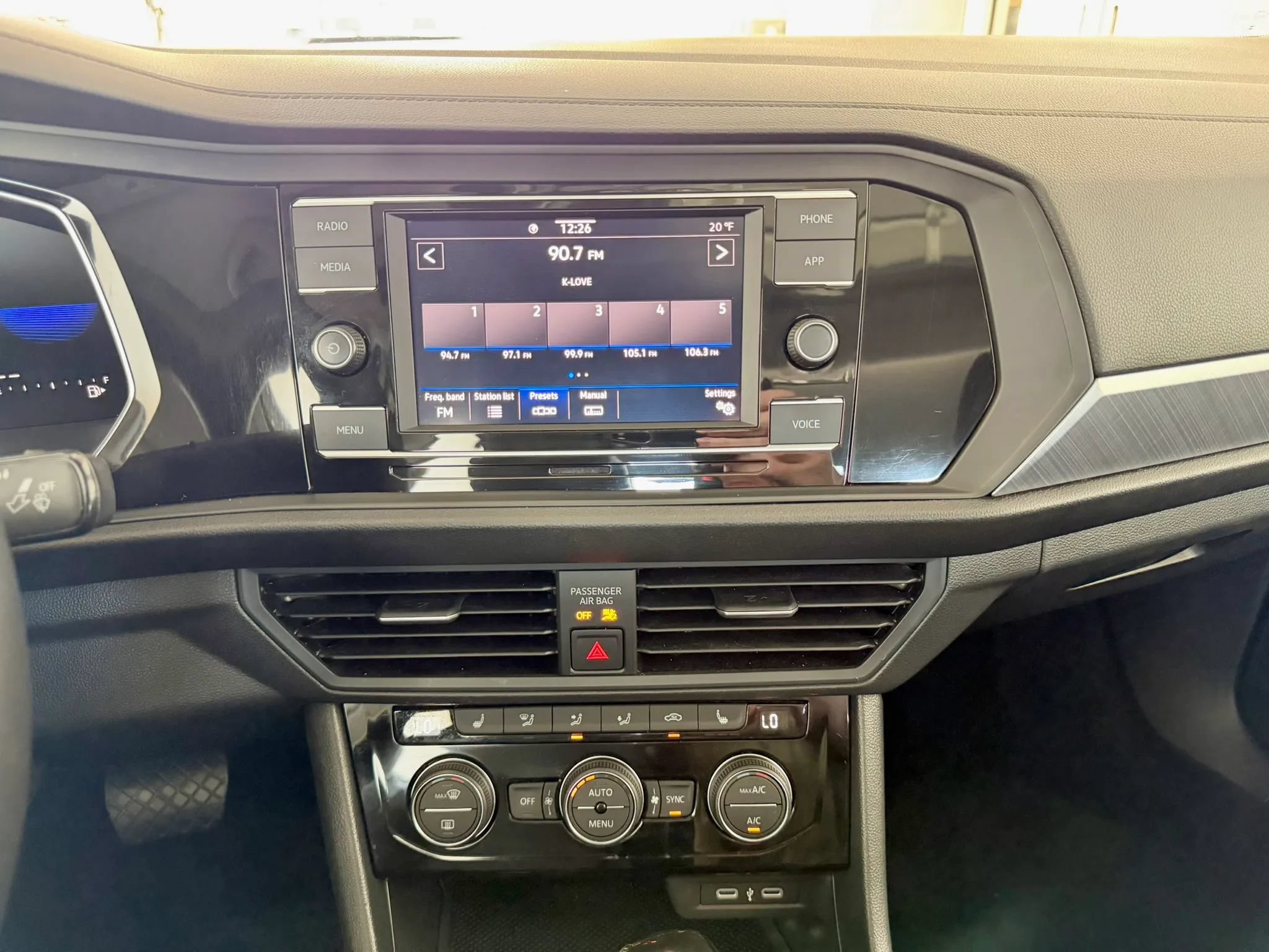 Used 2023 Volkswagen Jetta SE w/ Panoramic Sunroof Package FWD image 26