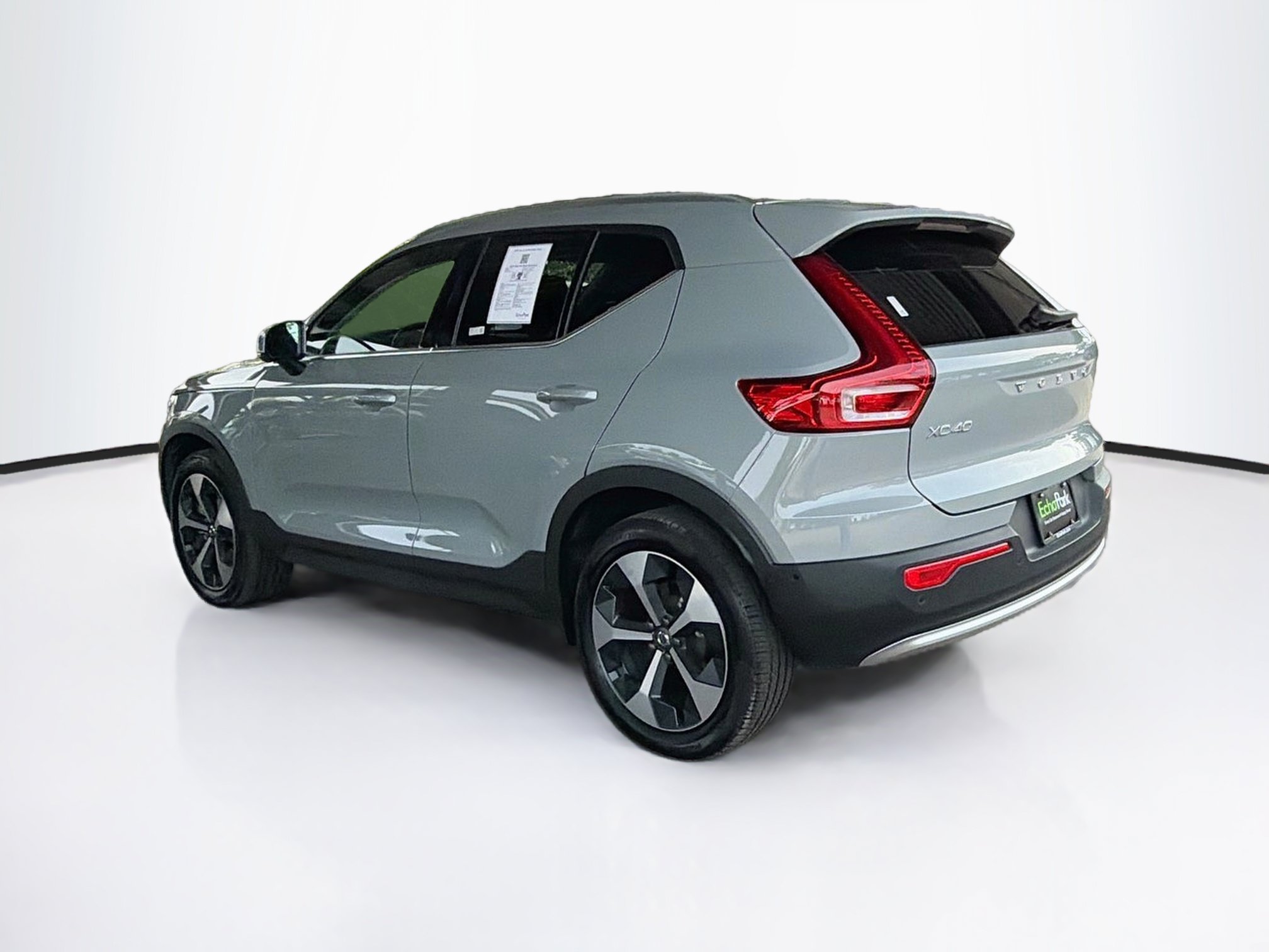 Used 2025 Volvo XC40 B5 Plus AWD/4WD image 5
