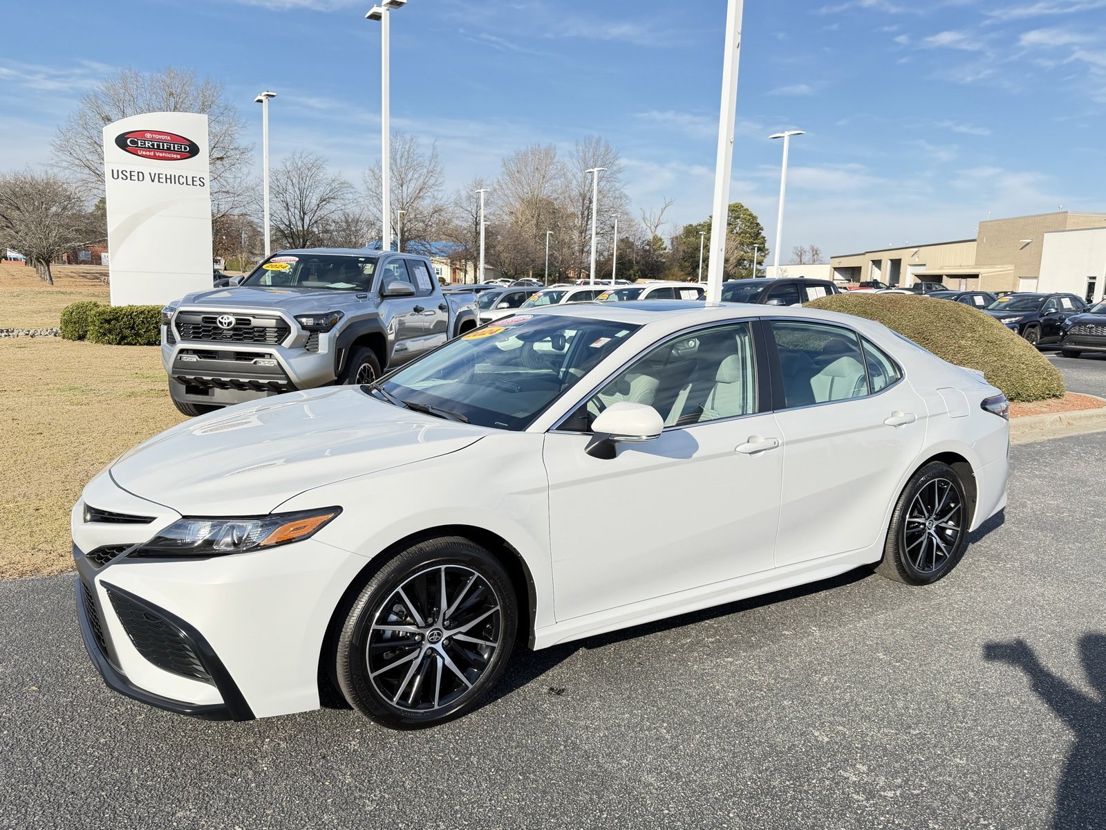 Used 2024 Toyota Camry SE image 2