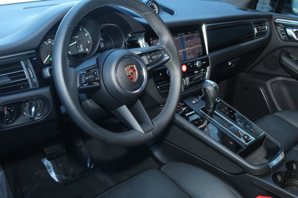 Certified 2025 Porsche Macan image 4