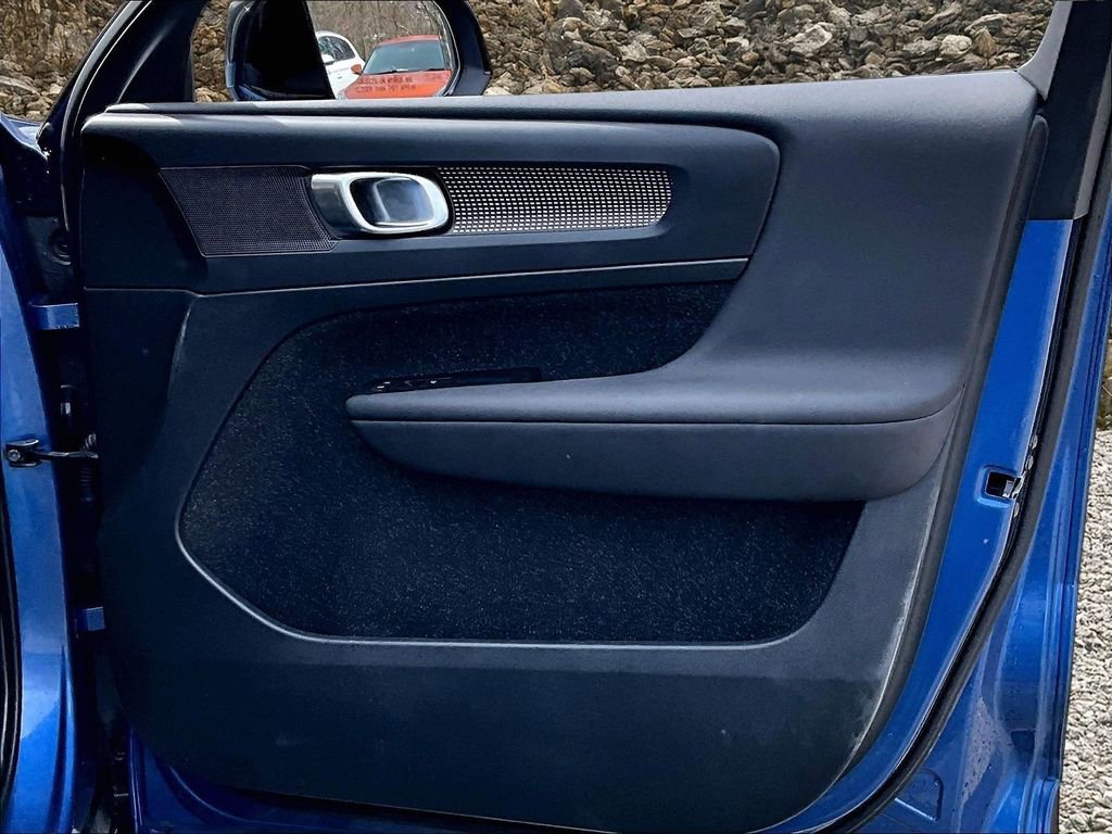 Used 2021 Volvo XC40 T5 R-Design w/ Climate Package image 22