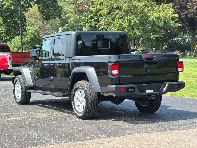 Used 2023 Jeep Gladiator Sport AWD/4WD image 2