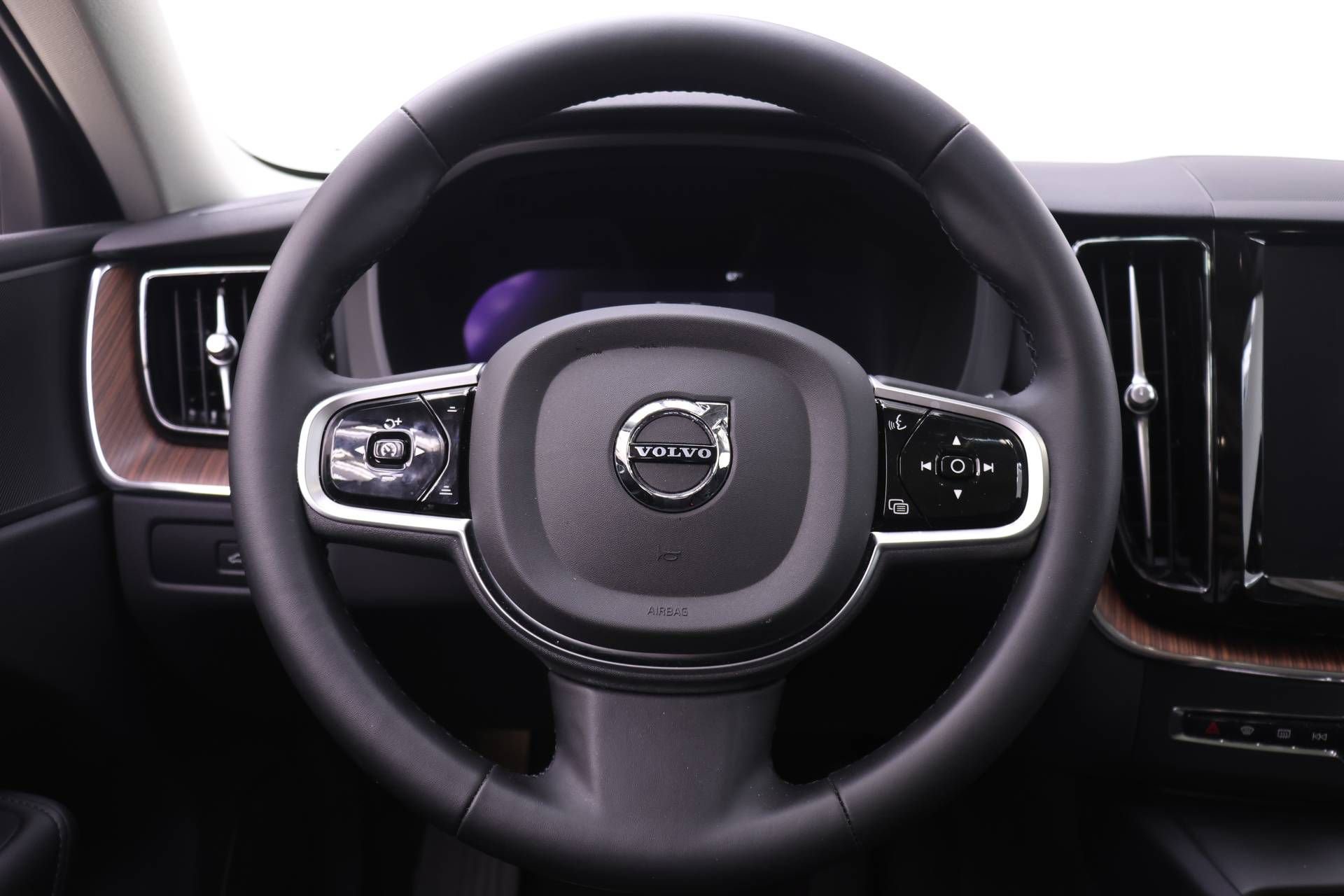 Certified 2023 Volvo XC60 B5 Plus w/ Climate Package AWD/4WD image 17