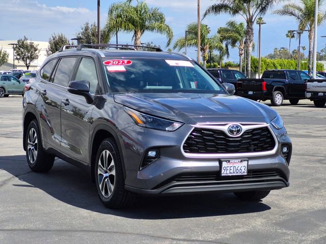 Used 2023 Toyota Highlander XLE image 3
