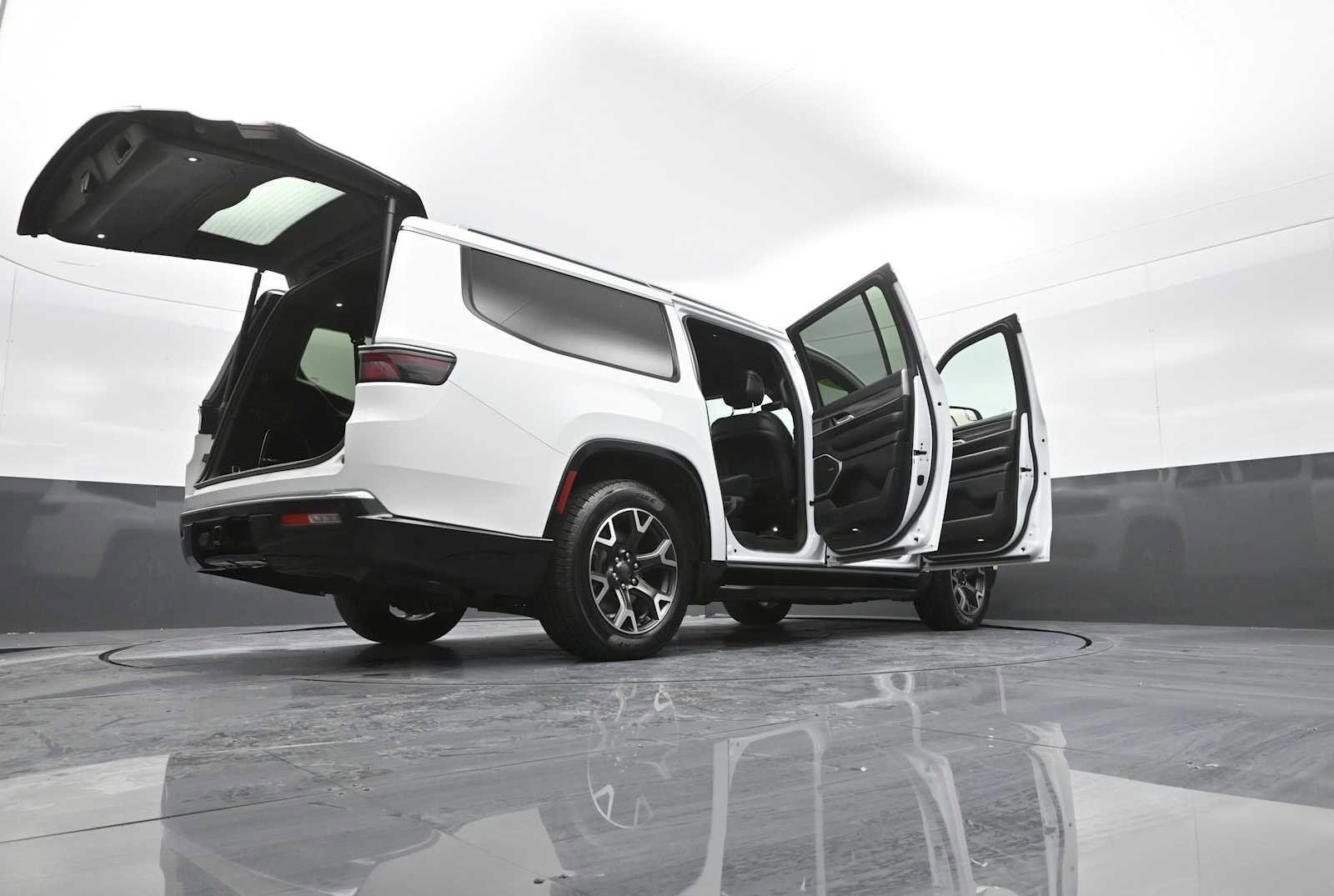 Used 2023 Jeep Wagoneer L Series III w/ Preferred Equipment Group image 49