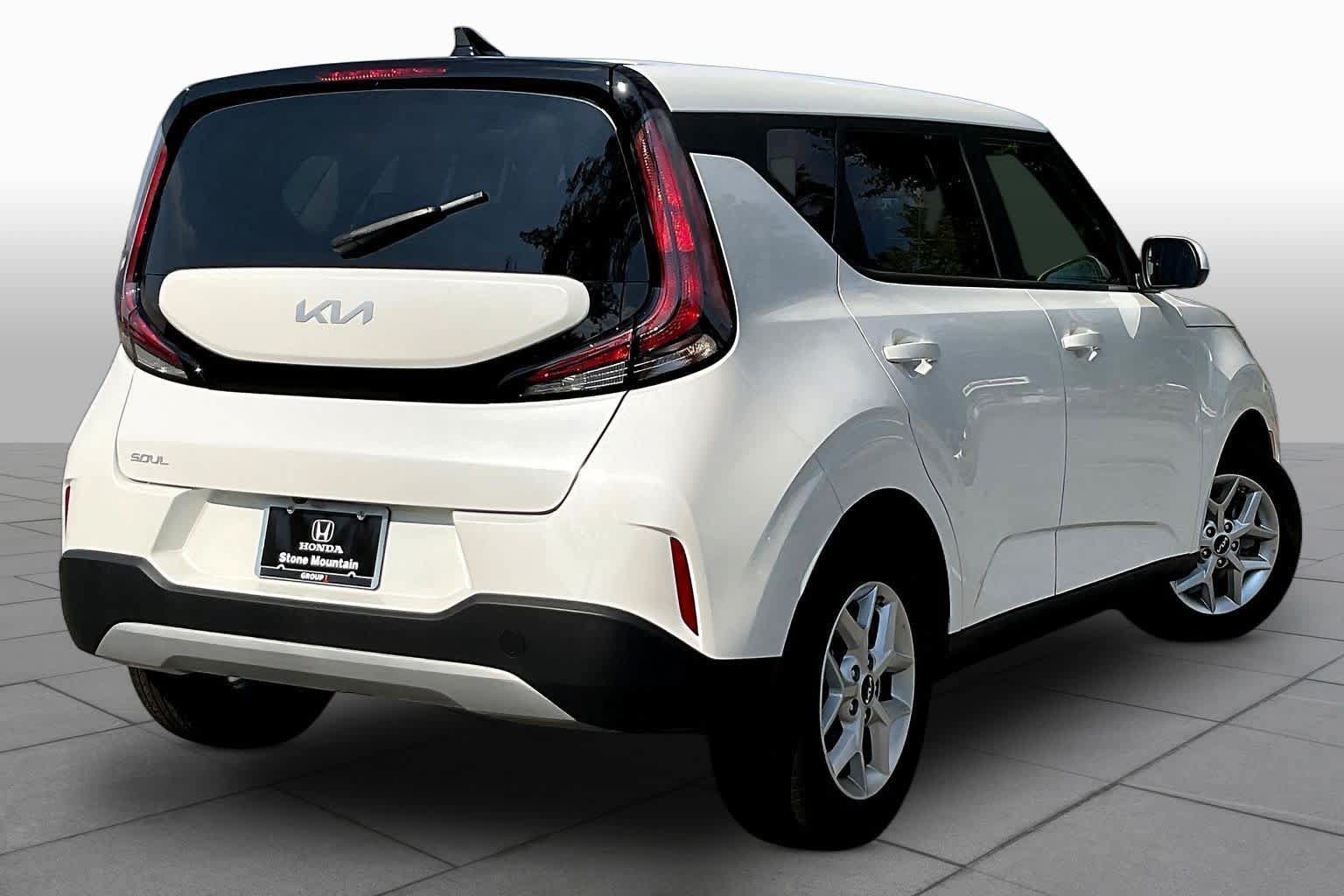Used 2025 Kia Soul LX w/ LX Technology Package FWD image 13