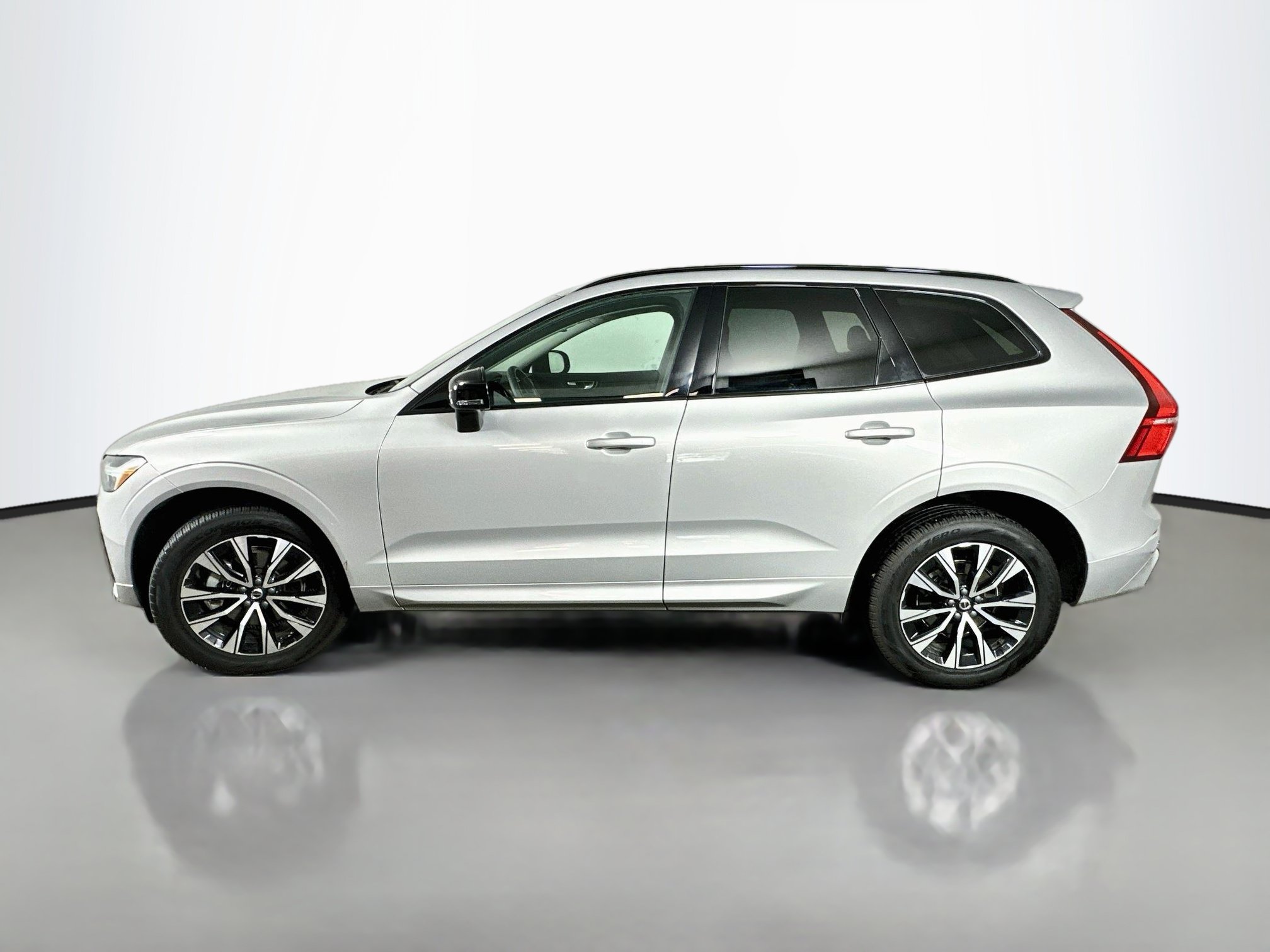 Used 2025 Volvo XC60 B5 Core w/ Climate Package AWD/4WD image 4