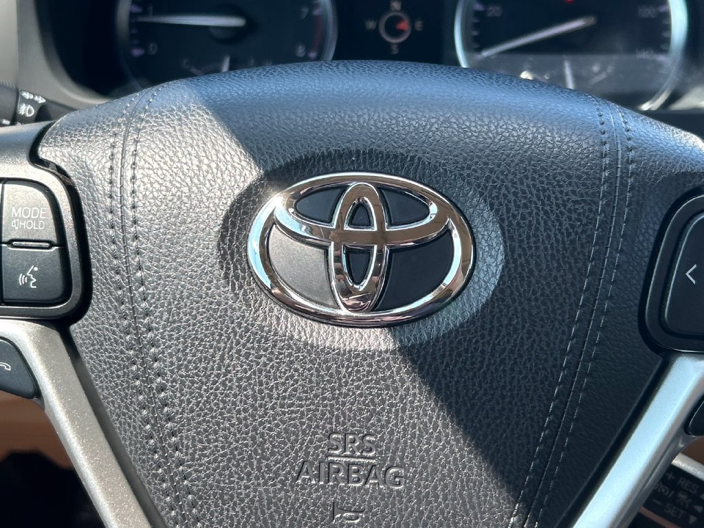 Used 2019 Toyota Highlander XLE FWD image 38