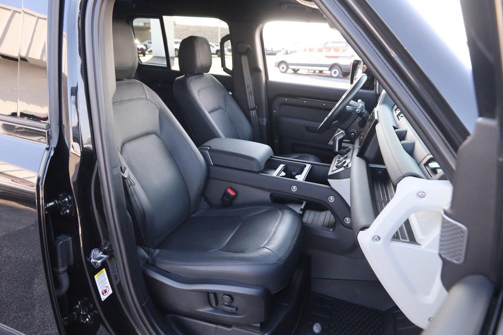 Used 2024 Land Rover Defender 110 SE image 29