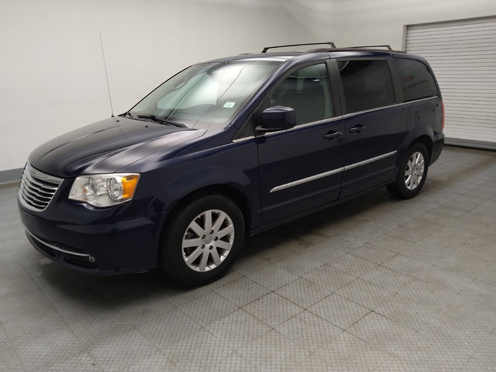 Used 2016 Chrysler Town & Country Touring image 2