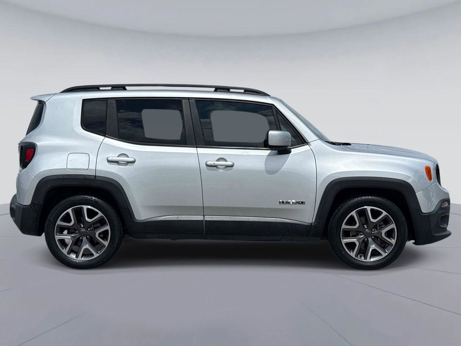 Used 2017 Jeep Renegade Latitude FWD image 2