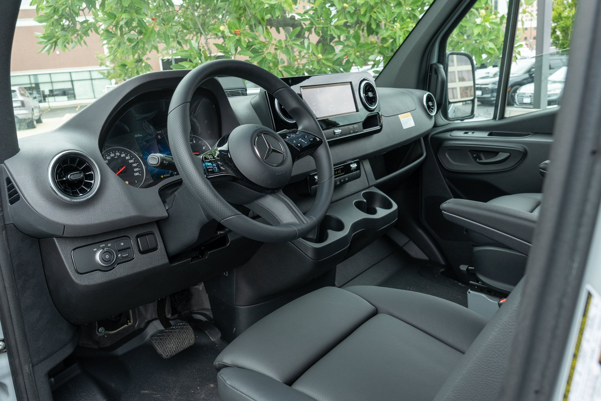 Used 2025 Mercedes-Benz Sprinter 2500 image 9